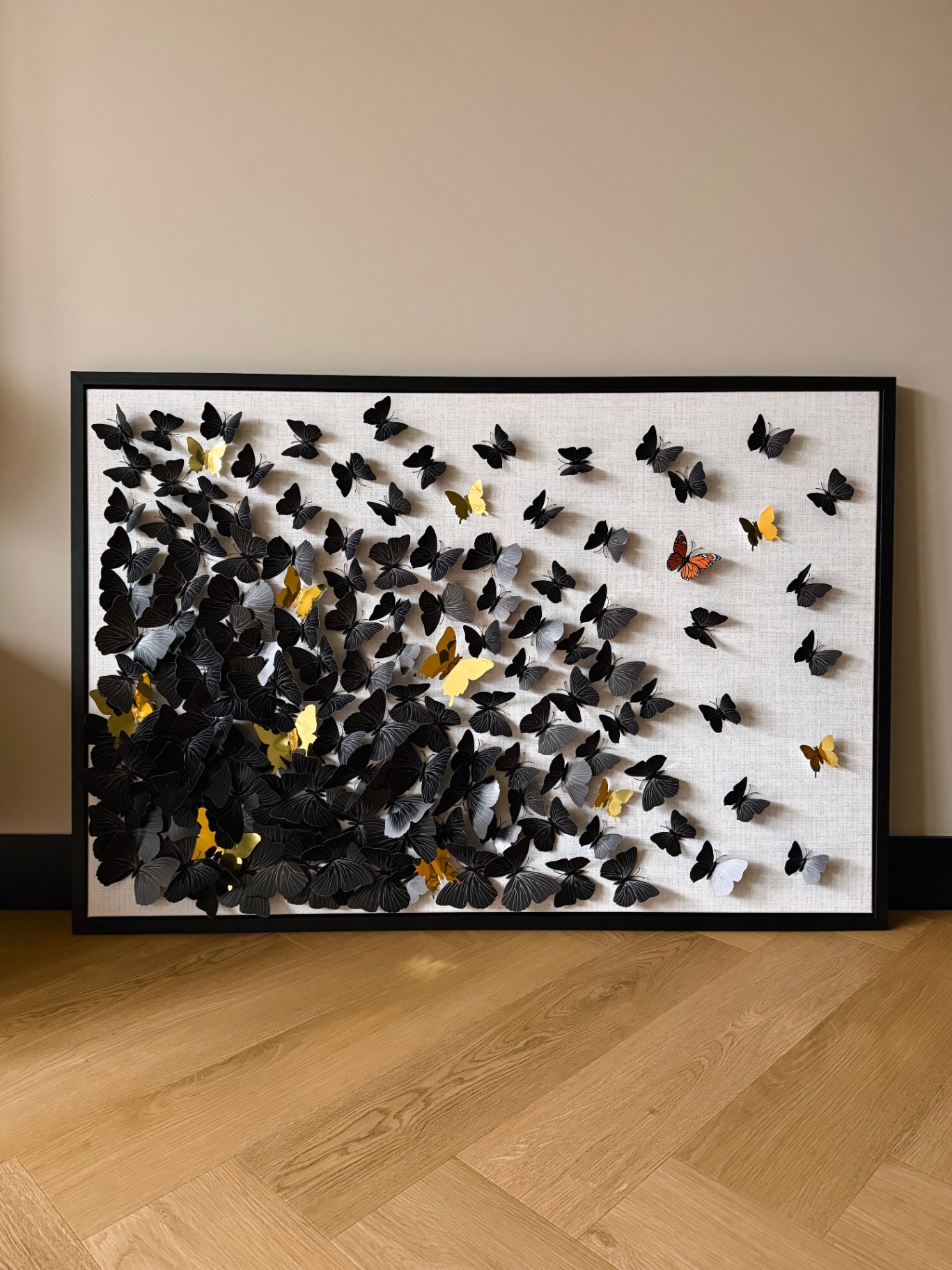 Wanddecoratie met zwarte en gouden vlinders