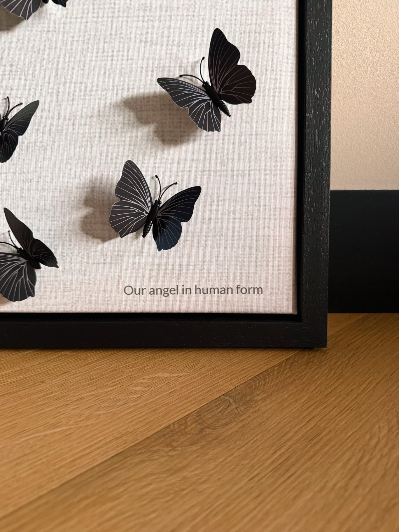 Detail wanddecoratie met zwarte vlinders en tekst