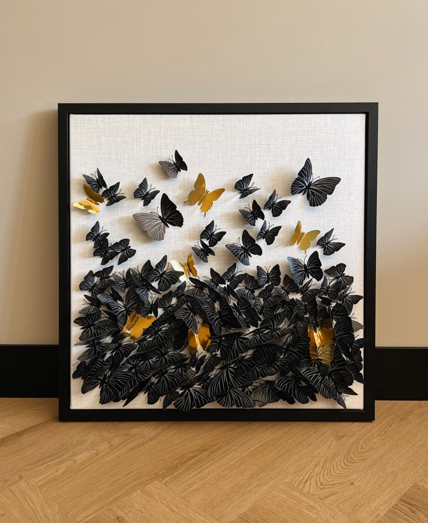Wanddecoratie met zwarte en gouden vlinders