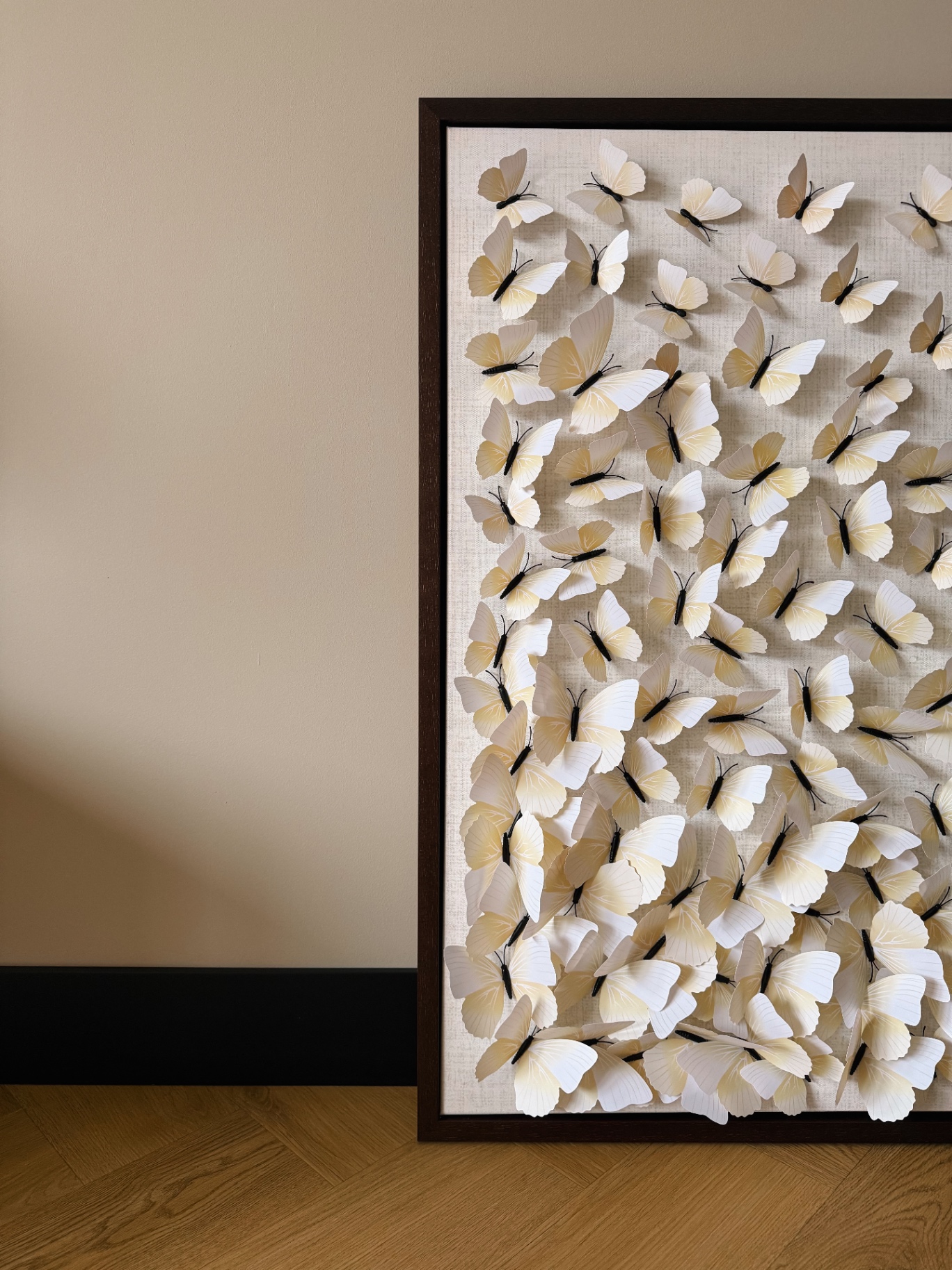 Detail wanddecoratie met crème vlinders