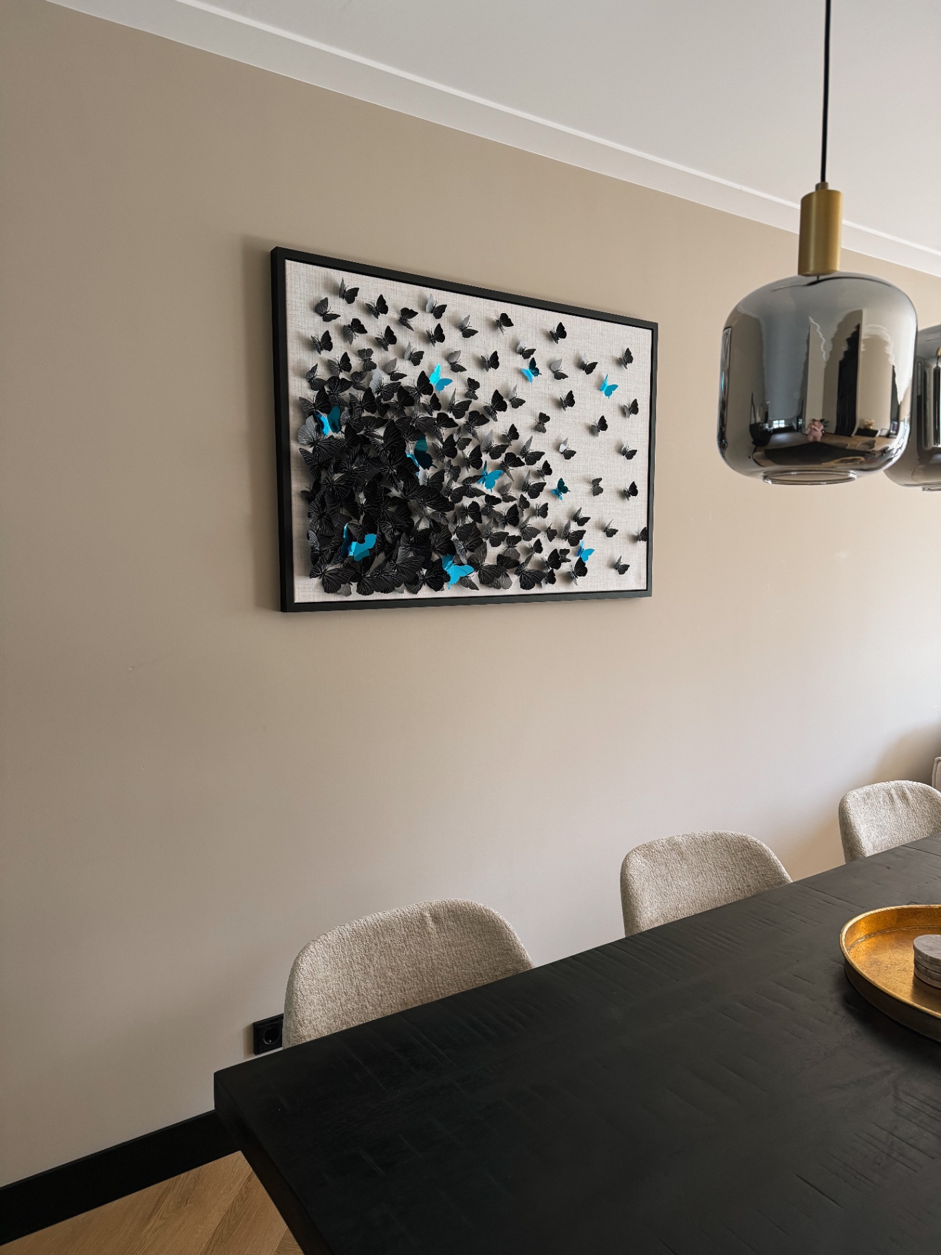 Wanddecoratie met zwarte en blauwe vlinders in eetkamer